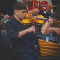 Sou nicolas mandarino, me interessei pelo violino com 7 anos pelo método suzuki, sempre tive muito interesse na música, com isso aprendi piano e violão sozinho. atualmente venho me dedicado a aula de violino