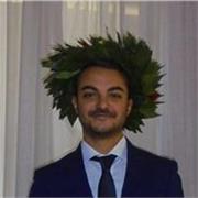 Docente di italiano impartisce lezioni per studenti delle scuole secondarie di primo grado