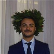 Docente di italiano impartisce lezioni per studenti delle scuole secondarie di primo grado