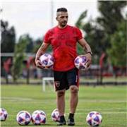 Entrenador con más de 15 años en fútbol formativo y profesional.