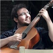 Profesor de guitarra, especialista en nivel inicial orientado a los que nunca tocaron un instrumento y desean entrar en el mundo de la música tocando guitarra