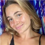 Profesora que imparte clases de apoyo escolar y reeducación a estudiantes de todas las edades