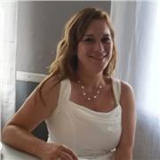 Profesora titulada en atención a personas dependientes con experiencia