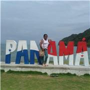 Profesora debprimaria imoarte clase a niños de todas las edades