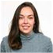 Mestra d'infantil i primària, amb formació també en música, solfeo i flauta travessera 