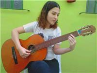 Professora de violão, flauta doce e teoria musical