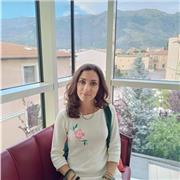 Educatrice esperta nel sostegno scolastico impartisce lezioni di storia per studenti di scuola superiore e universitari