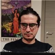 Laureato in materie umanistiche impartisce lezioni a studenti di elementari, medie e superiori