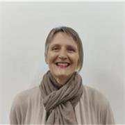 Maestra española, de origen suizo, imparte clases de alemán a personas de 2 a 90 años