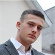 Diplomato 110 e lode e studente universitario di economia aziendale
