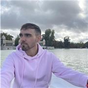Soy un chico joven que le encanta el trato con los niños, tengo nivel b1 de ingles y bachiller, soy extrovertido y responsable.