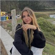 Profesora de artes plásticas en Madrid (pintura y dibujo) titulada en bellas artes en la Universidad de Salamanca