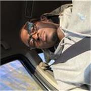 Professeur particulier donne cours aux élèves du collège