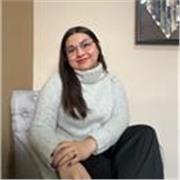 Maestra en psicología o ciencias sociales