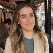 Profesora de costura enseña a manejar maquina de coser a principiantes, cualquier edad