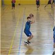 Entrenador de baloncesto apto para niños entre 4 y 13 años.