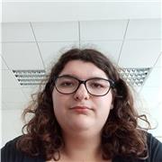 Professeure qui fait apprendre tout en s'amusant dans les différentes matières.