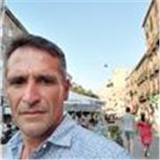insegnante di italiano e latino impartisce lezioni on line a bambini, ragazzi e adulti