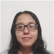 Profesora de inglés imparte clases a niños