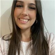 Maestra de Educación Primaria imparte clases a niños de 6 a 12 años