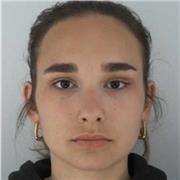 Jeune étudiante en droit, propose des cours au plus jeune pour leur apporter du soutient.