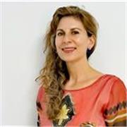 Profesora de Inglés con más de 10 años de experiencia en preparación para exámenes PET, FCE y CAE de Cambridge. 