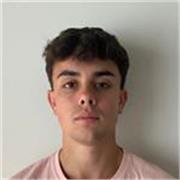 Estudiante de periodismo deportivo y entrenador de fútbol al que le gusta enseñar a niños pequeños.