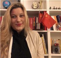 Insegnante impartisce lezioni di cinese, inglese e francese