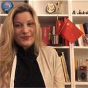 Insegnante impartisce lezioni di cinese, inglese e francese