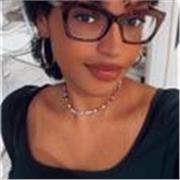 Studentessa universitaria dà ripetizioni a ragazzi elementari/medie