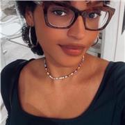 Studentessa universitaria dà ripetizioni a ragazzi elementari/medie