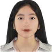 Estudiante universitaria enseña química a niños y adolescentes