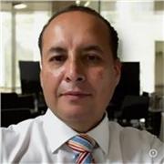 Profesor de Artes Plásticas especializado en Arteterapia, enfocado en potenciar la creatividad y la expresión personal