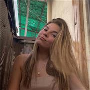 Alumna de turismo imparte clases de inglés a niños de todas las edades