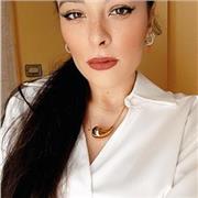Diplomata in lingue, laureata in educazione