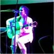 Profesora imparte clase de voz y guitarra
