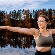 Erfahrene Yogalehrerin gibt Kurse online oder live