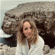 Activa, dinámica, divertida, empática y capaz de adaptarse a las diferentes necesidades e intereses