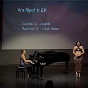 Me defino como cantante profesional que estudié en el conservatorio de Ibiza y no solo hablo 4 idiomas sino que los canto.