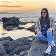 Graduada en Química, en posesión del Máster en Formación al profesorado, ofrece clases a Bachiller en Ferrol