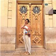 Oficialmente diseñadora de moda, dispuesta a enseñar cualquier tipo de disciplina artística, además de asignaturas de humanidades.