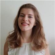 Insegnante appassionata di lingue con una laurea e il compito di rendere l'apprendimento del francese divertente ed efficace