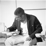 Engagierter Spanischlehrer mit Fokus auf Kommunikation und Kulturvermittlung