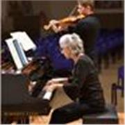 Insegnante laureata in pianoforte , qualificata insegnante e con molta esperienza impartisce lezioni di pianoforte e teoria musicale
