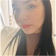 Profesora de español imparte clases a niños de todas las edades