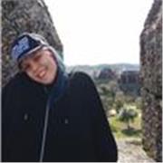 Estudiante finalizando carrera de Bellas Artes en la Universidad de Granada que imparte a niños de todas las edades