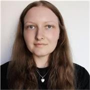 Erfahrene Trainerin für emotionale Intelligenz, mit Master in Interkultureller Kommunikation und laufenden Psychologiestudium