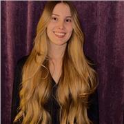 Mathematik Studentin, die gerne Schüler und Schülerinnen hilft Mathematik besser zu verstehen