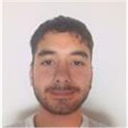 Profesor de matematicas da clases a estudiantes de primaria y primeros años de secundaria