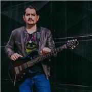 Profesor titulado de guitarra acústica y moderna) ofrece clases online para niños, jóvenes y adultos en España.